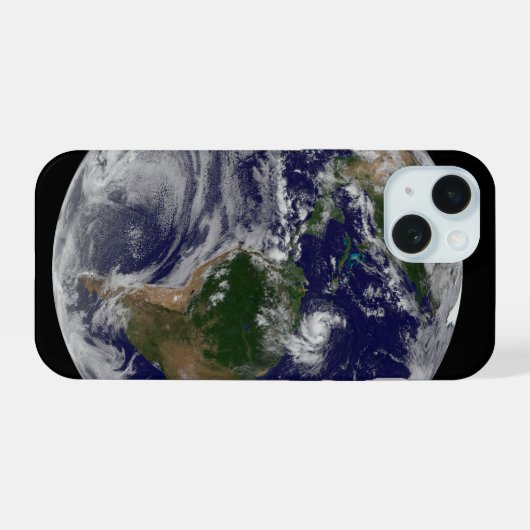 大西洋の熱帯性嵐のある完全な地球 iPhone 15ケース (裏面横)