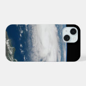 大西洋上のハリケーン・ドリアン iPhone 15ケース (裏面横)