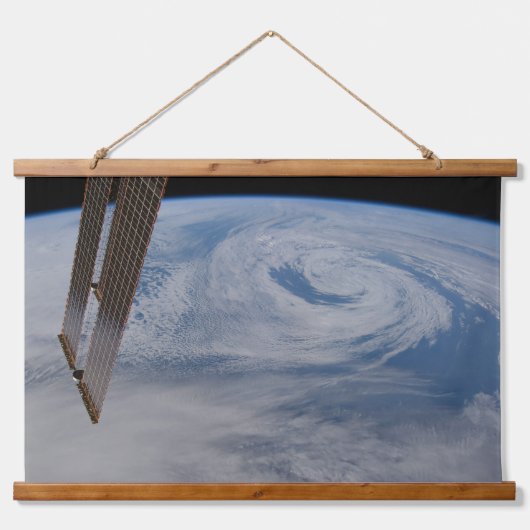 大西洋中部低気圧システム。 吊り下げ型タペストリー (正面)