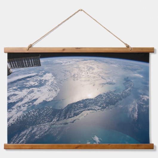 大西洋国際的上のSpce駅 吊り下げ型タペストリー (正面)