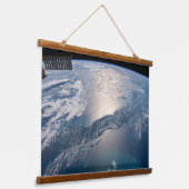 大西洋国際的上のSpce駅 吊り下げ型タペストリー (傾斜あり)