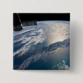 大西洋国際的上のSpce駅 缶バッジ (正面)