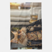 大邸宅の前に立つ豊かな猫 キッチンタオル (縦)
