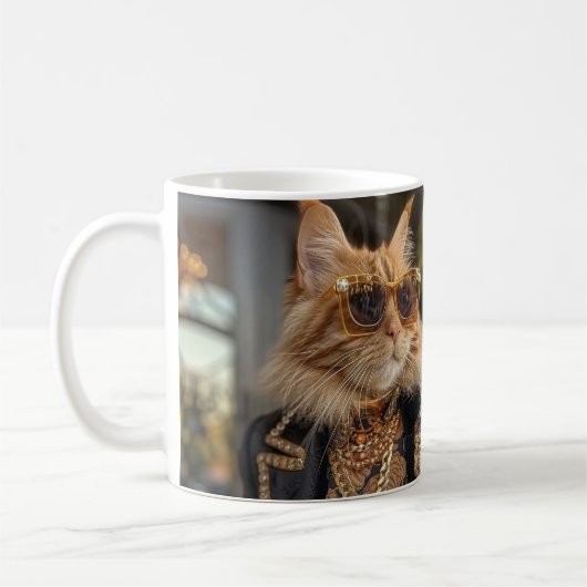 大邸宅の前に立つ豊かな猫 コーヒーマグカップ (左)
