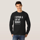 大量に水を飲む コーヒー おもしろ 水飲みすぎ Tシャツ (正面フル)