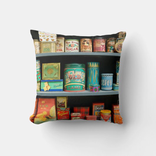 大量のカラフルヴィンテージ缶が表示される クッション (正面)