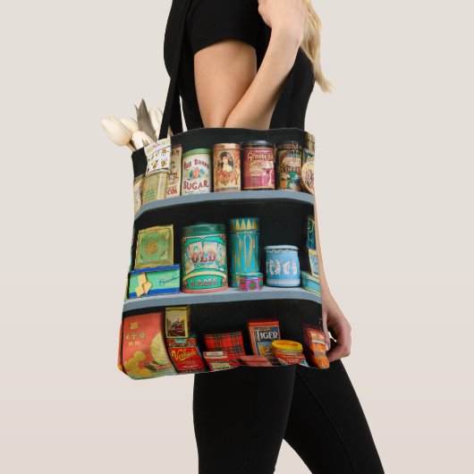 大量のカラフルヴィンテージ缶が表示される トートバッグ (クローズアップ)