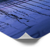 大雨の後の穏やかで霧の多い湖 ポスター (角)