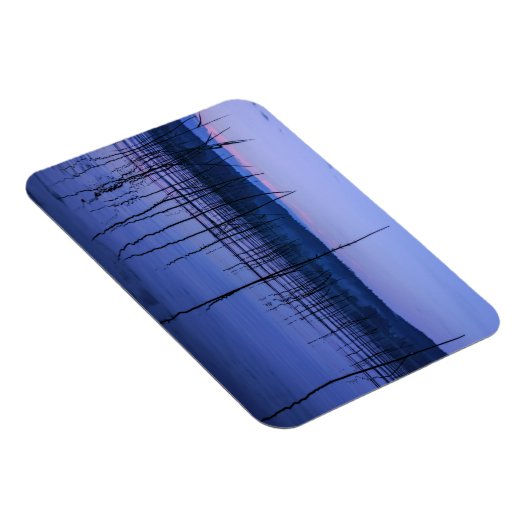 大雨の後の穏やかで霧の多い湖 マグネット (右側)