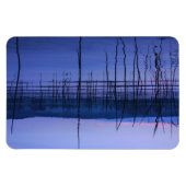 大雨の後の穏やかで霧の多い湖 マグネット (横)