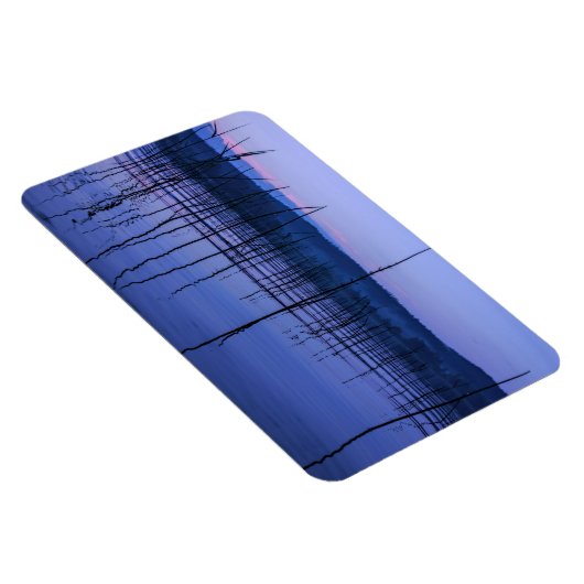 大雨の後の穏やかで霧の多い湖 マグネット (右側)