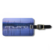 大雨後の静かで霧に包まれた湖