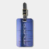 大雨後の静かで霧に包まれた湖 ラゲッジタグ (正面縦)