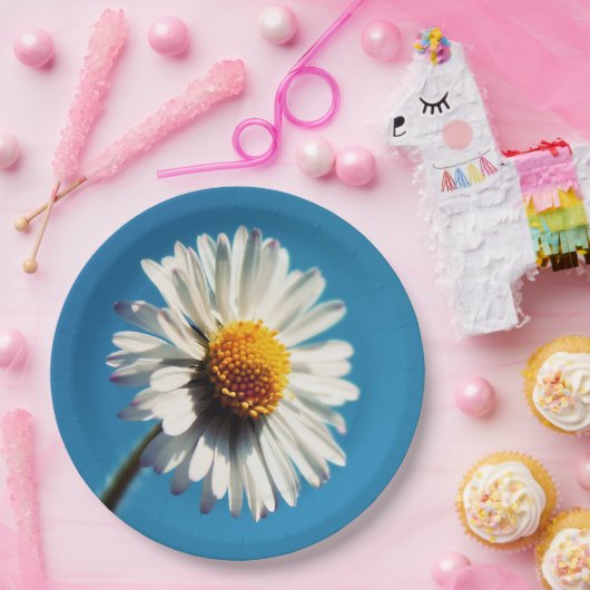 大青空の下の明るい白いデイジー ペーパープレート (パーティー)