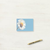 大青空の下の明るい白いデイジー ポストイット (デスク上)