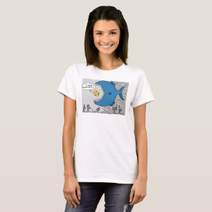 大魚が小魚に食べ近い Tシャツ