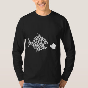 大魚を追いかける魚の数々 Tシャツ