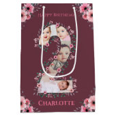 大2歳の誕生日の女の子フォトコラージュピンクの花 ミディアムペーパーバッグ (裏面)