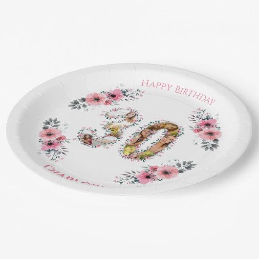 大30歳の誕生日フォトコラージピンクフラワーホワイト ペーパープレート (アングル)
