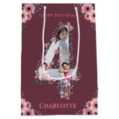 大4歳の誕生日の女の子フォトコラージュピンクの花 ミディアムペーパーバッグ (裏面)