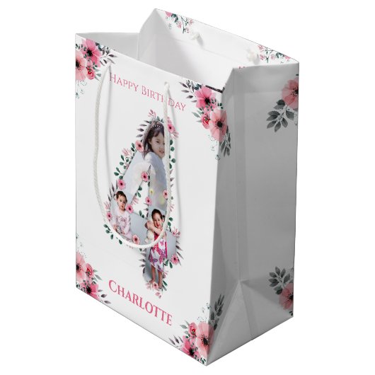 大4歳の誕生日の女の子フォトコラージュピンクの花 ミディアムペーパーバッグ (裏面アングル)