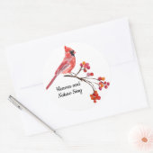 天と自然が赤いカーディナルホリデーを歌う ラウンドシール (封筒)