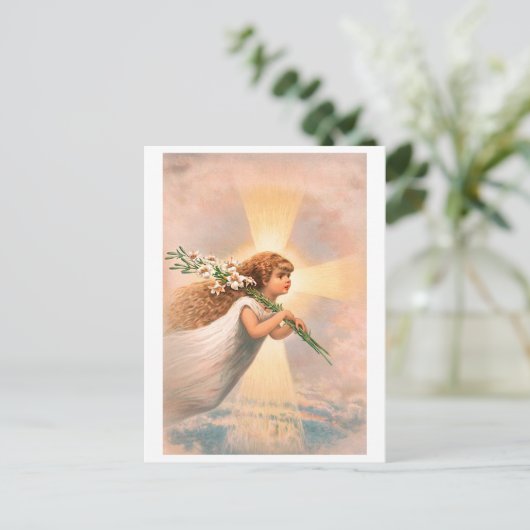 天の天使がユリを肩に担いでいる ポストカード (スタンド正面)