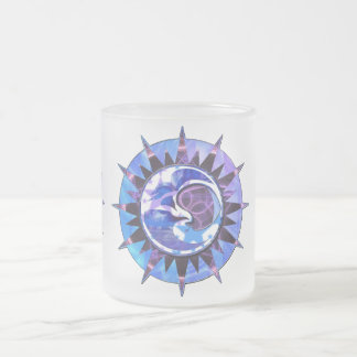 天の太陽及び月によって曇らされるマグ フロストグラスマグカップ