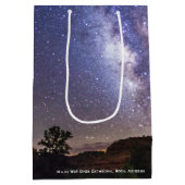 天の川の銀河系アリゾナ州カテドラルロック ミディアムペーパーバッグ (裏面)