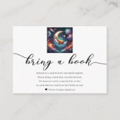 天の赤ちゃんキリンが本を持ってやってくるベビーシャワー エンクロージャーカード (正面)