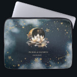 天の金ゴールド太陽、月、星ロータスナイトスカイ ラップトップスリーブ<br><div class="desc">天の金ゴールドの太陽と月、蓮と星の水色の夜空の背景。</div>