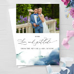 天エレガントの水彩写真結婚の サンキューカード<br><div class="desc">このエレガントなウェディング写真感謝していサンキューカードと繊細な手書き書きの「愛と感謝」のフレーズを持つ客モダン様。デザイン2つの写真テンプレートの1つは前面に、1つは背面に。後で個々のメッセージを手書き入力できるようにす離れるセ空白のクションを背面に追加する機能。Zazzleが自動的に正しい場所と形であなたのテンプレートを追加する提供された画像セクションにあなたの画像を追加！エレガント、シンプルデザインと白黒スタイリッシュ。様々な調整製品が用意されている私たちの"神秘的なガーデンシニカル"コレクションの一部。コレクション全体を参照する： https://www.zazzle.com/collections/mystic_garden_celestial_collection-119823869554047930</div>