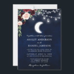 天体ムーンバーガンディーフローラルジャー ライト ウェディング 招待状<br><div class="desc">天体のウェディング招待状。水彩画の青い夜空にマソンジャー ストリングライトと月。バーガンディー ブルー ピンク フローラル。 緑のユーカリの葉。</div>