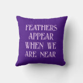 天使がステンドグラスに近づくと羽が現れる クッション (裏面)