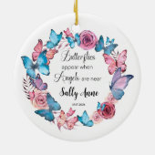 天使がパーソナライズされたいる時に蝶が現れる セラミックオーナメント (裏面)