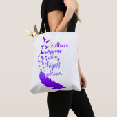 天使が近づくと羽が現れる – 鳥の紫 トートバッグ (クローズアップ)