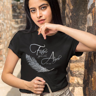 天使が近づくと羽が現れる Tシャツ