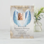 天使の翼の写真 ゴールド セレブレーション オブ ライフ 招待状 (スタンド正面)