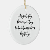 天使は彼ら自身を軽く取るので飛びます! セラミックオーナメント (右)