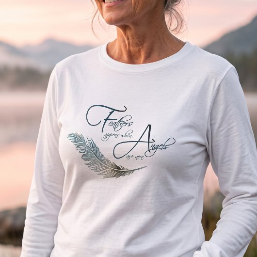 天使近し 羽根現れる 記念の引用 Tシャツ