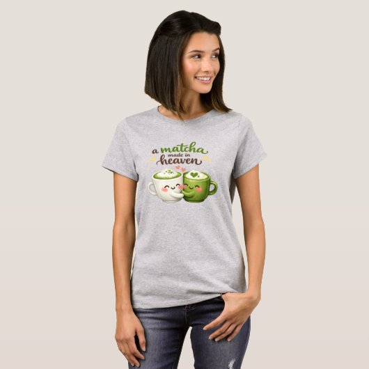天国で作られた抹茶 可愛い おもしろい ダジャレ Tシャツ (正面フル)