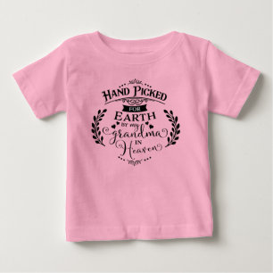 天国のピンクの女の子の私の祖母が選ぶ手 ベビーTシャツ