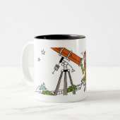 天文学の望遠鏡を使用している女性 ツートーンマグカップ (正面左)