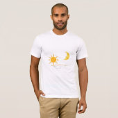 天空の太陽と月の地平線ミニマリストアート Tシャツ (正面フル)
