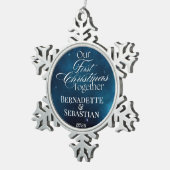 天空の深いブルー私たちの初めてのクリスマスを一緒に スノーフレークピューターオーナメント (右)