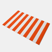 太い垂直ストライプオレンジ赤と白ストライプの ドアマット (アングル)