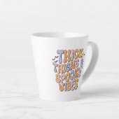 太い太い太い太い太い不気味とビーブ カフェラテマグ (右アングル)