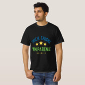 太い太ももも細い忍耐 – サッシーと自信 Tシャツ (正面フル)