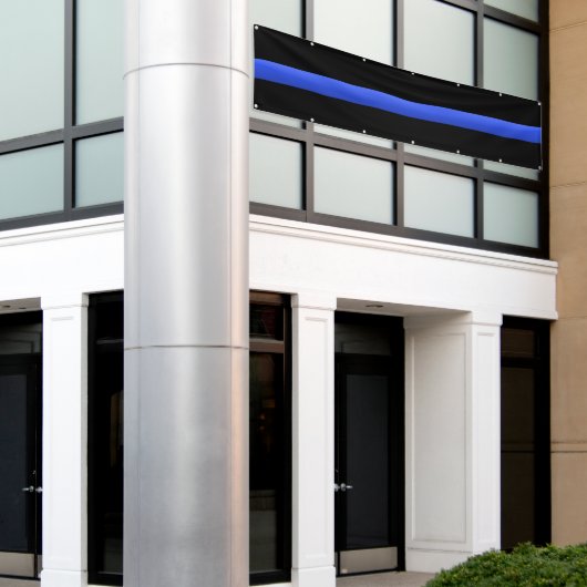 太い細いブルーライン 横断幕 (ビルの外側)