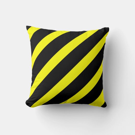 太い黄色と黒の対角線のストライプパターン クッション (正面)